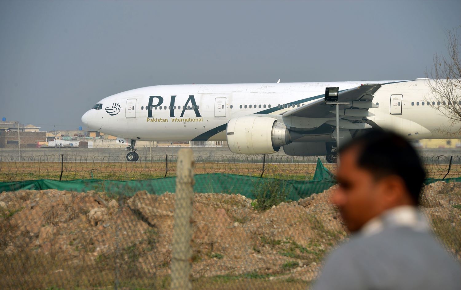 Pakistan’da yolcu uçağı düştü