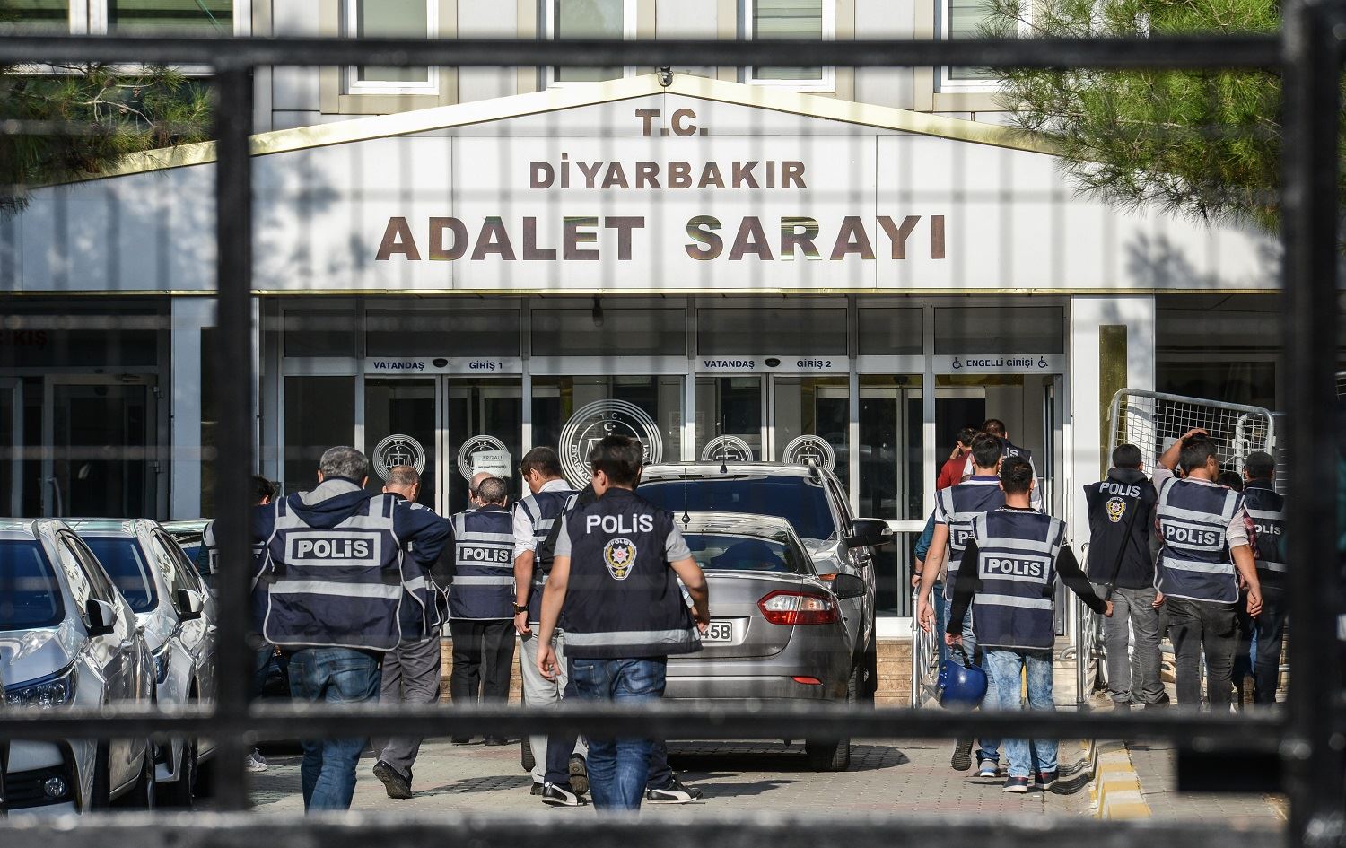 Li Amedê 12 siyasetmendar û çalakvan hatin girtin