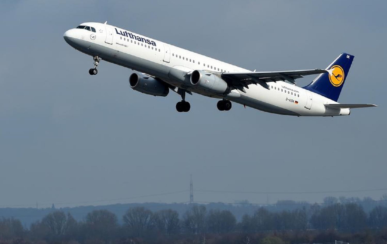 Lufthansa geştên xwe yên derve destpê dike