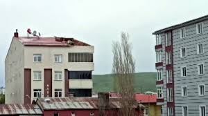 Ardahan'da şiddetli fırtına çatıları uçurdu