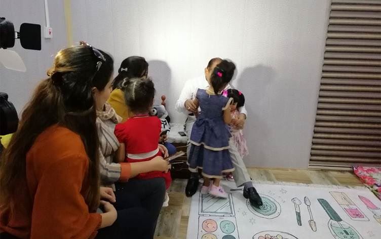 KERKUK - 300 kes daxwazin xwedîtiya zarokên ku hatibûn derkirin bikin