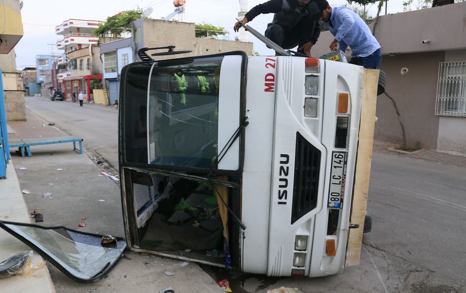 Adana’da tarım işçilerini taşıyan servis araçları çarpıştı: 12 yaralı
