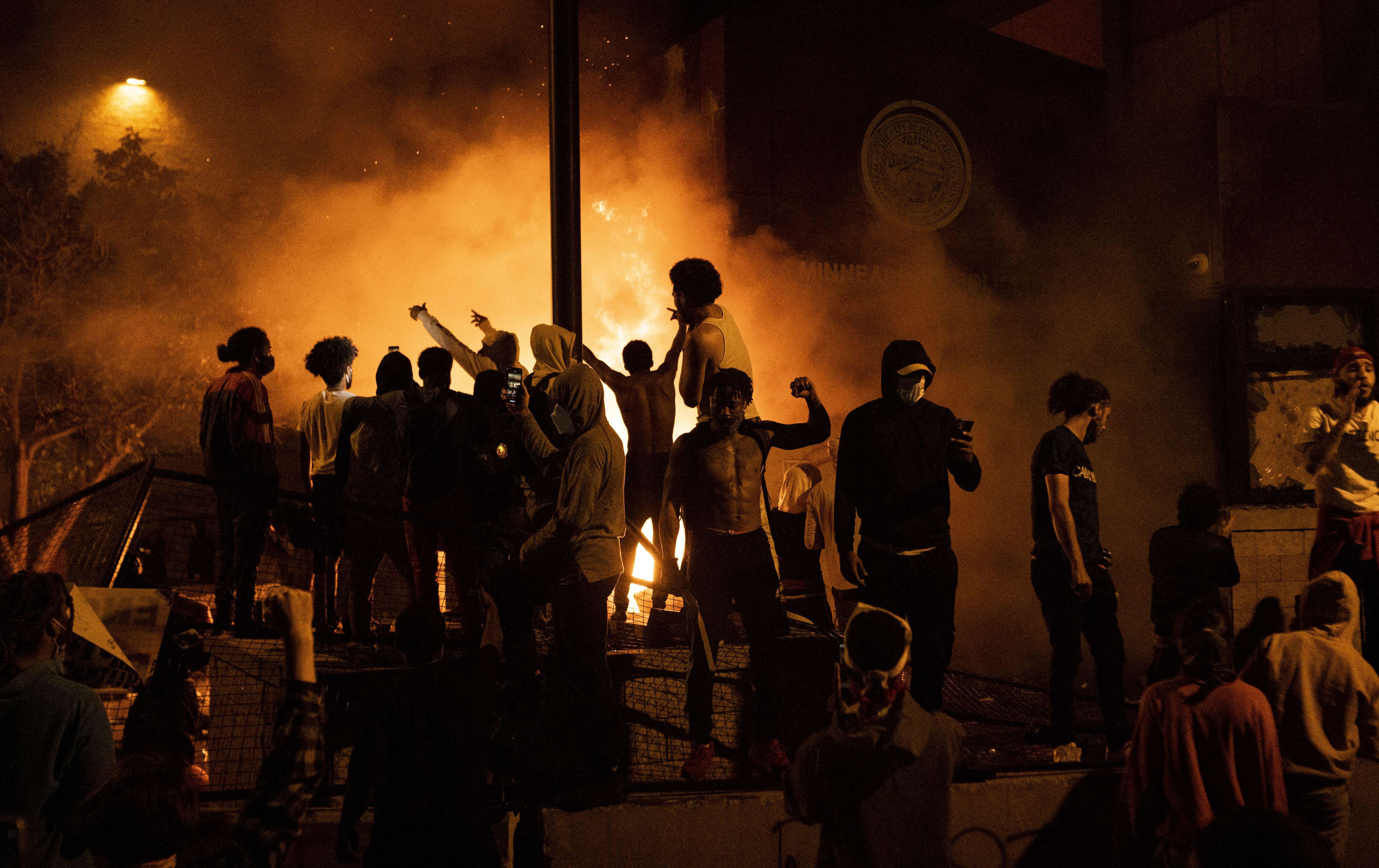 ABD’de siyahi adamın öldürülmesini protesto eden göstericiler polis merkezini ateşe verdi