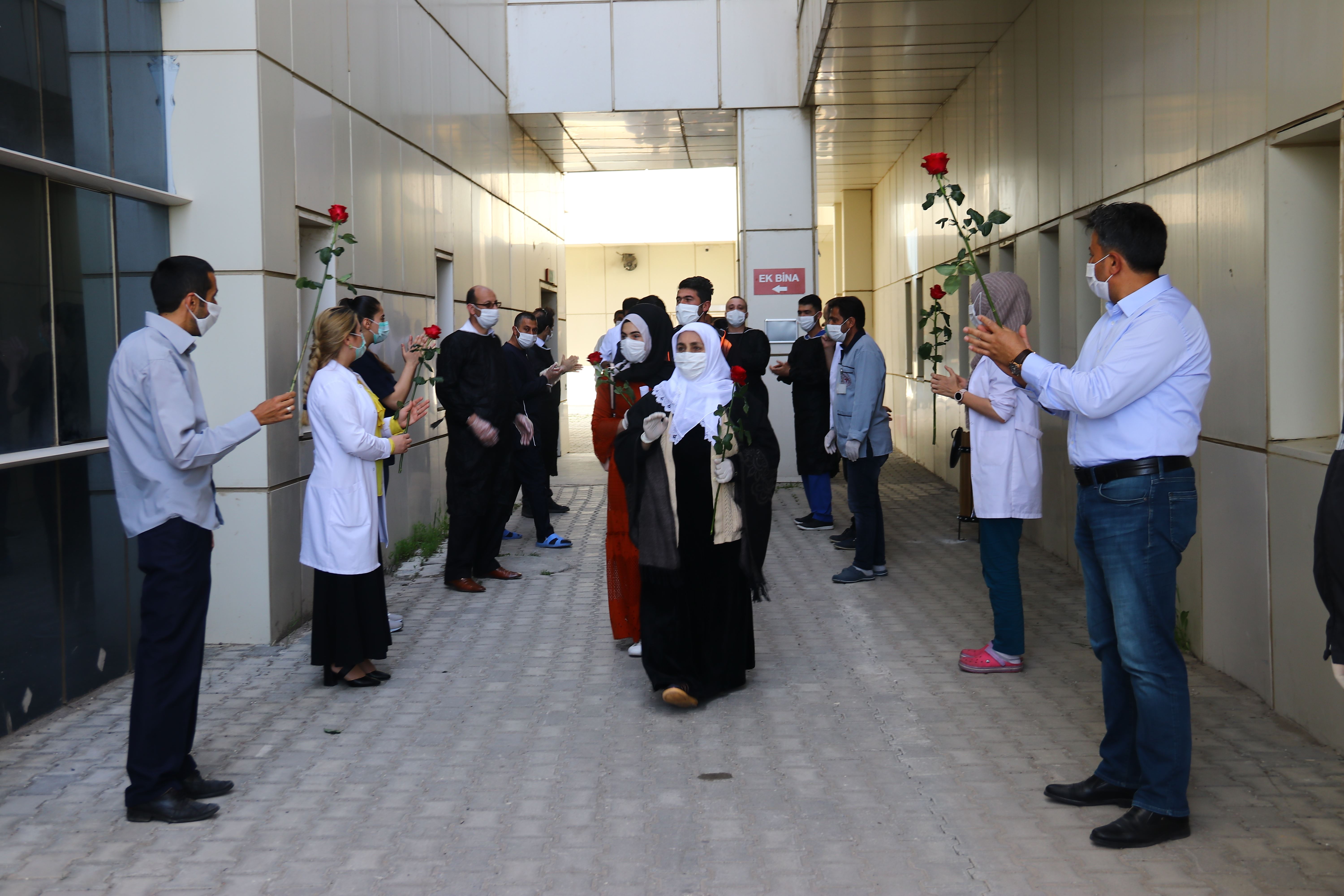 Van'da Covid-19 tedavisi tamamlanan 4 hasta alkışlarla taburcu edildi