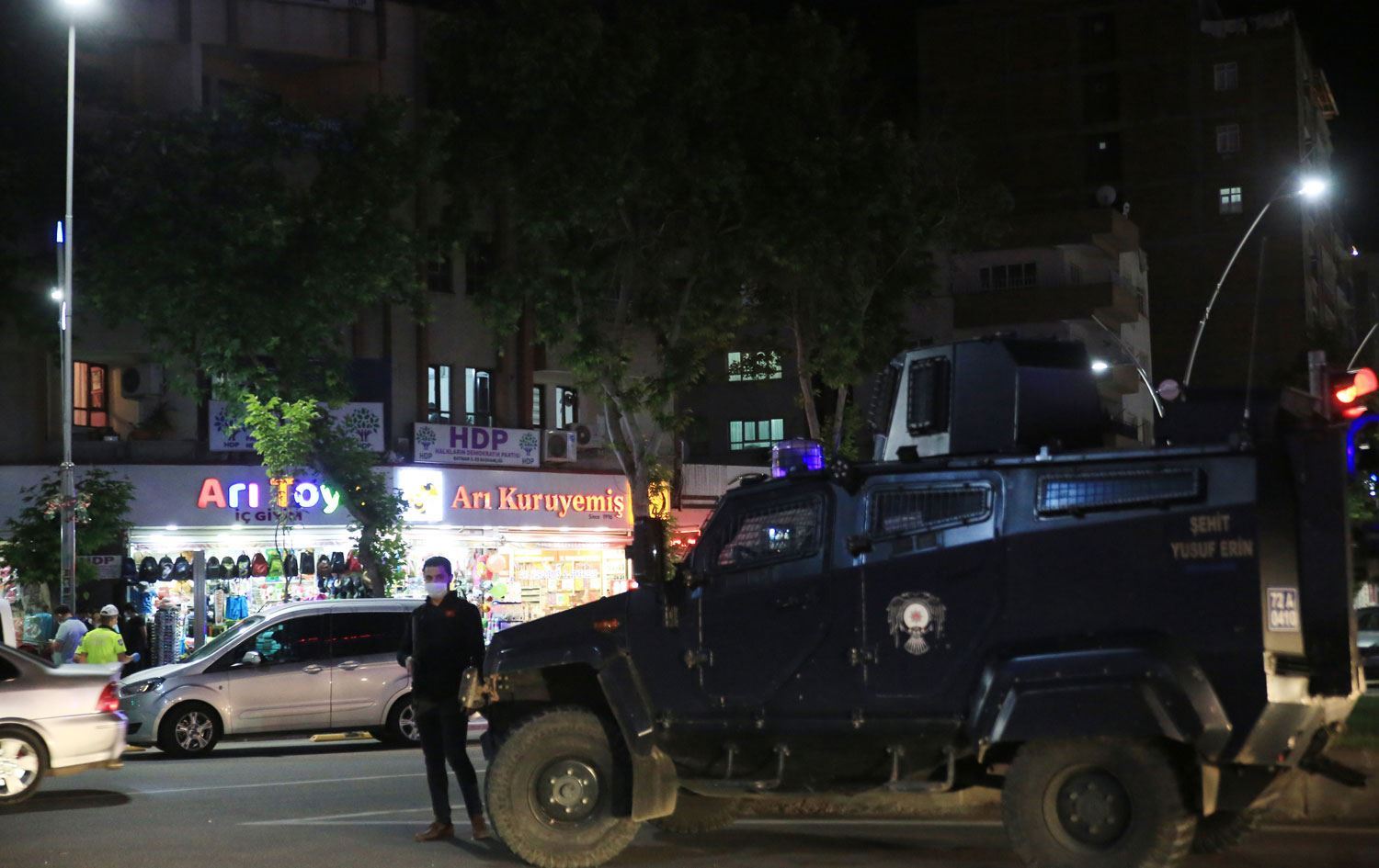 Li Êlihê polîsan bi ser avahiya HDPê de girtin: Hevserok hatin desteserkirin