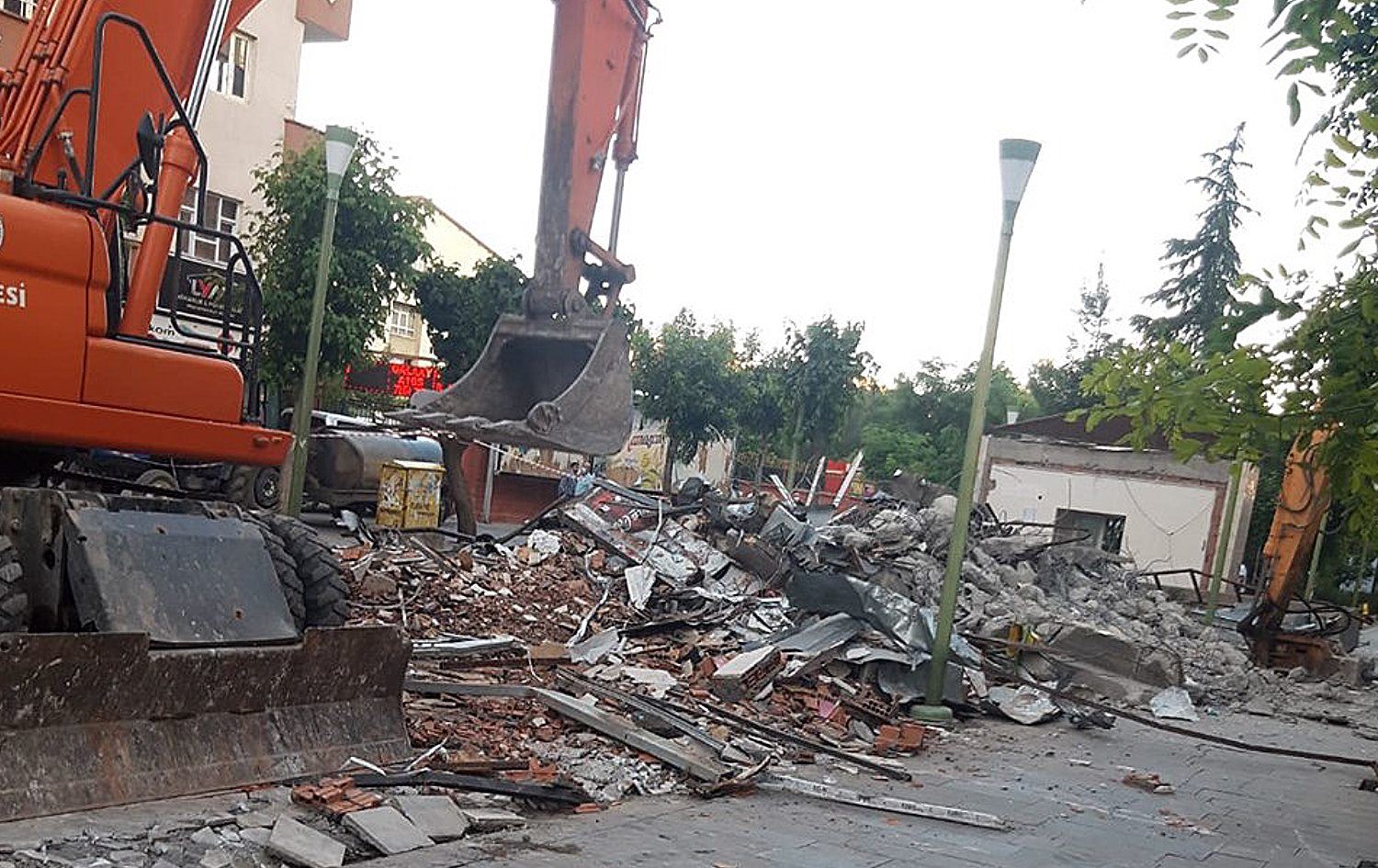 Kayyumla yönetilen belediye Celadet Ali Bedirxan Kütüphanesi yıktı