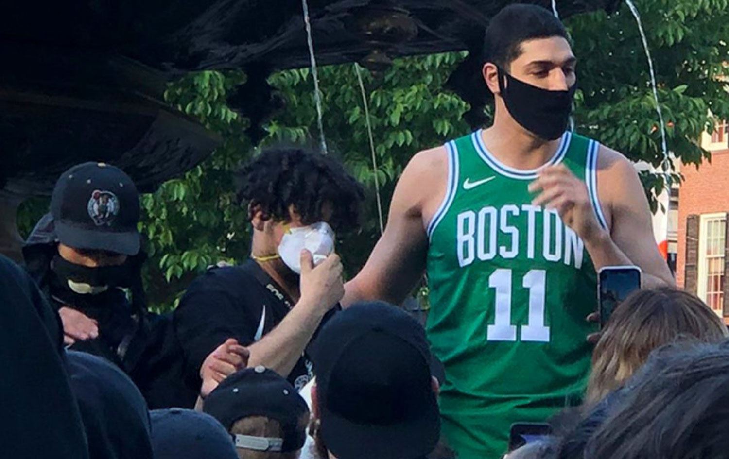 Türk basketbolcu Enes Kanter, ABD’deki eylemlere katıldı