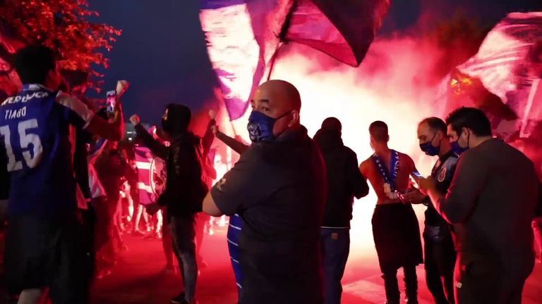 ڤیدیۆ؛ لەکاتێکدا ئامادەبوونی هاندەران قەدەخەیە دەیان هاندەر چوونە بەردەم یاریگە