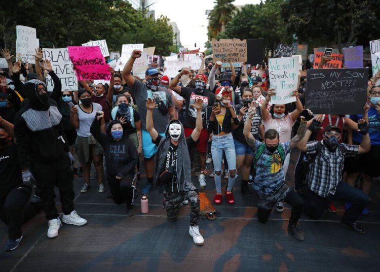 گفتوگۆی دوو پیاوی رەشپێست لەسەر شێوازی خۆپێشاندان