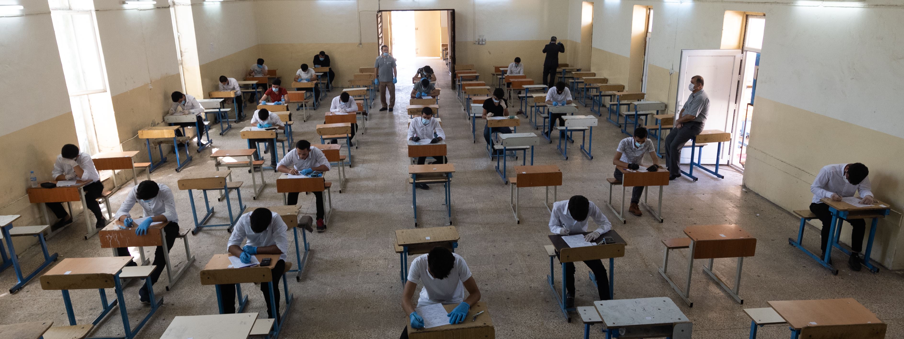 FOTO – Lise son sınıf öğrencileri koronavirüs tedbirleri altında sınava girdi