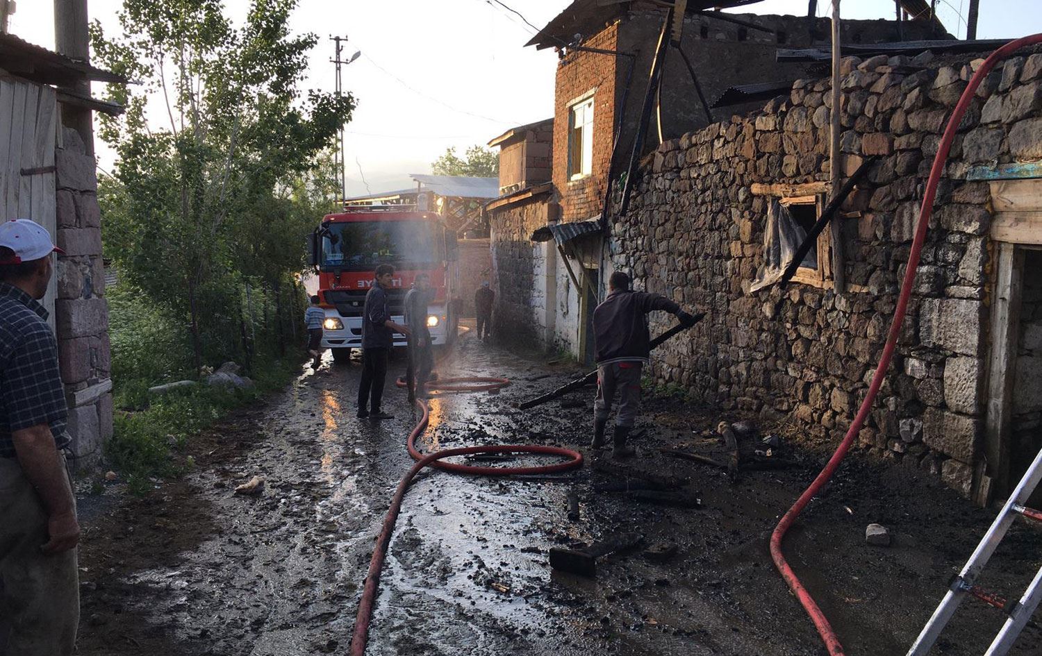 Li Erzeromê malek û 5 axur şewitîn
