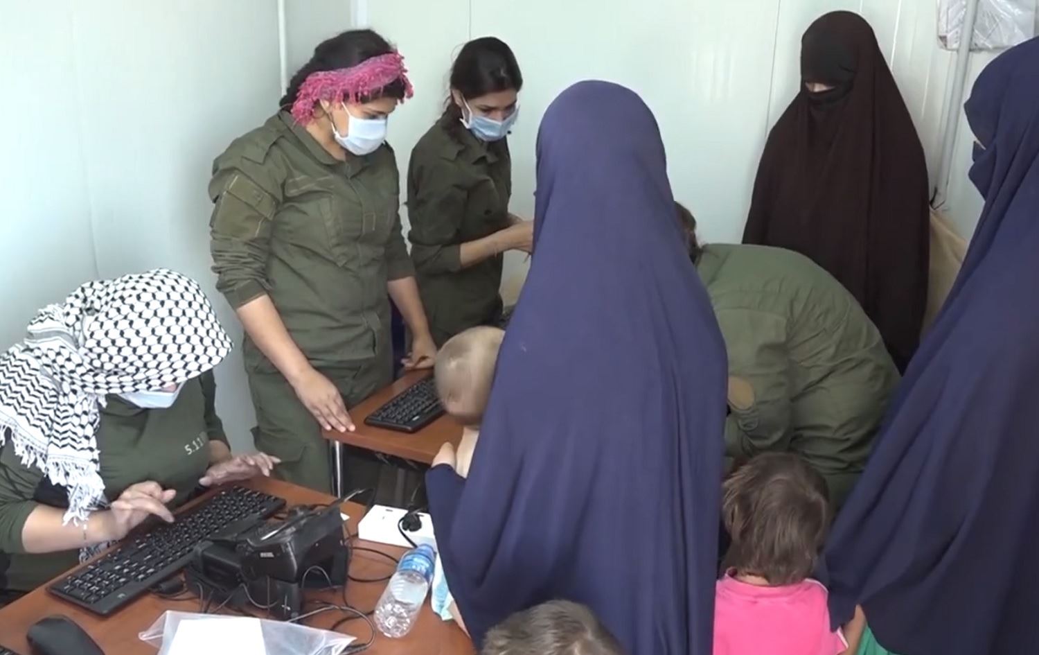 Hêzên HSDê 3 jinên DAIŞê di dema revê de girtin