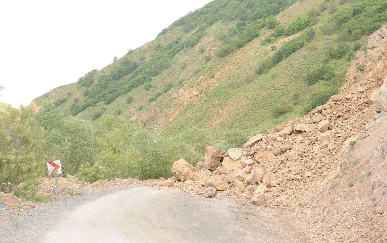 Bingöl-Yedisu kara yolu artçı depremler nedeniyle ulaşıma kapandı