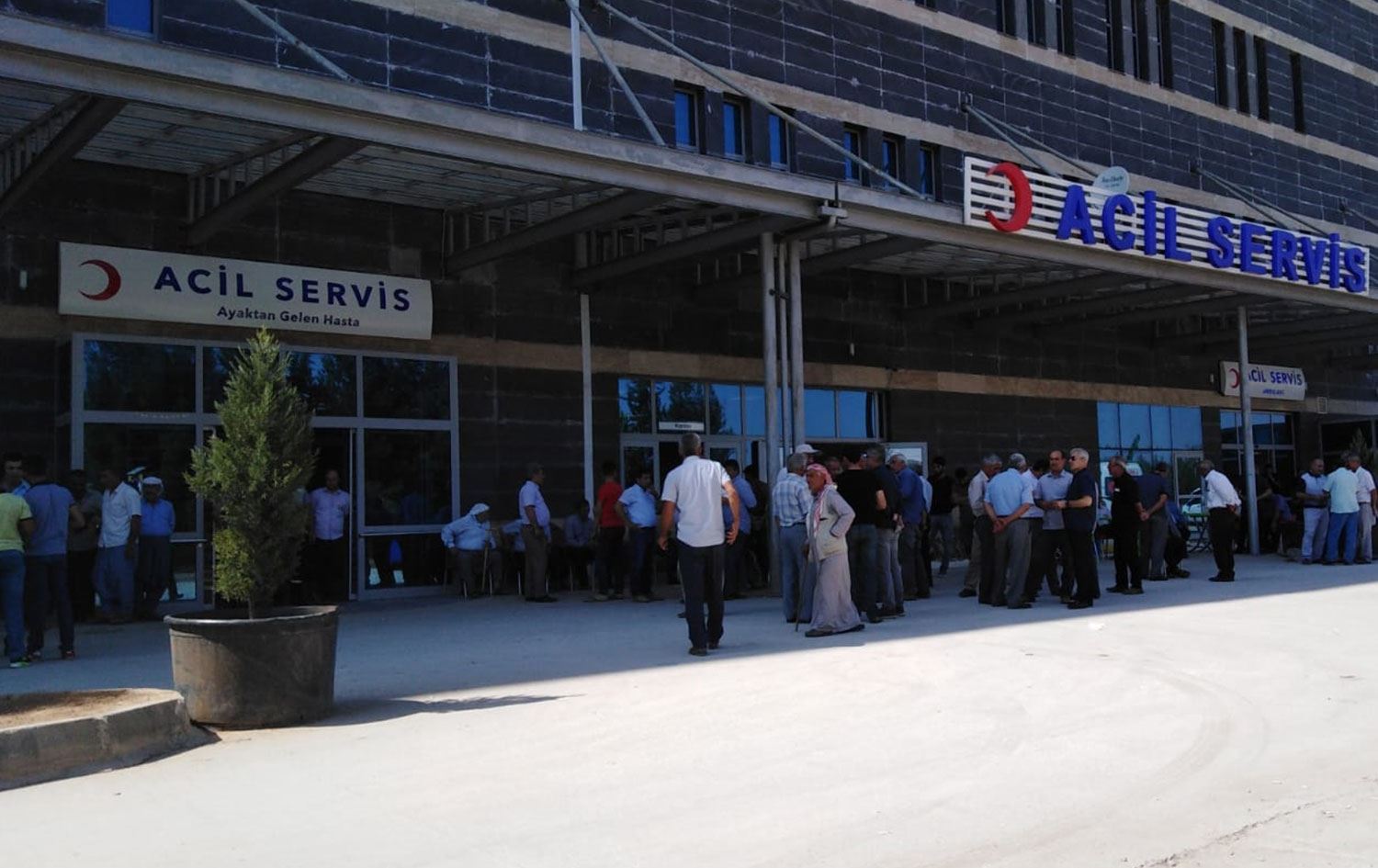 Yaşlı adam hastane görevlilerini bıçakla tehdit ederek karantinadan kaçtı