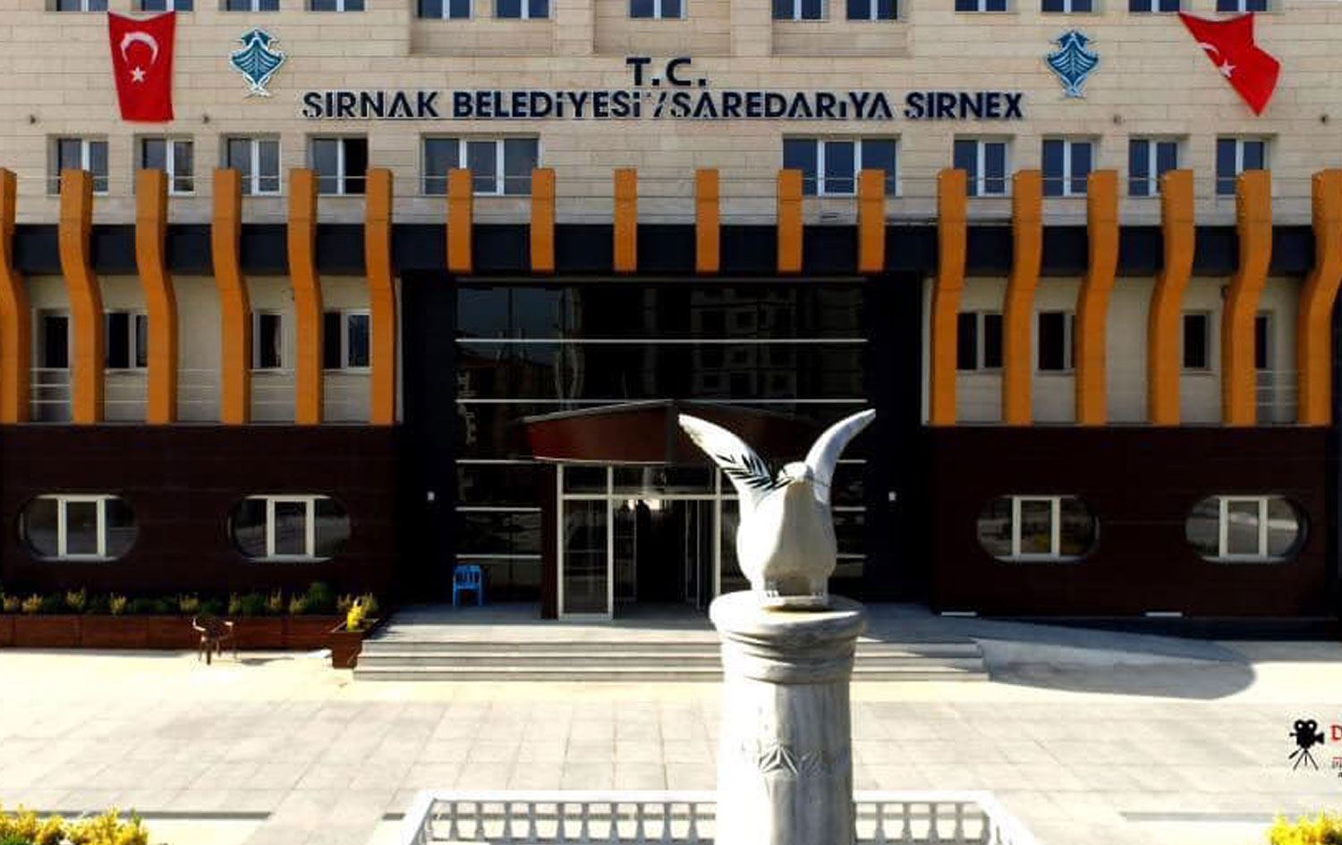 Şırnak Belediyesi yeni binasına Kürtçe tabela astı