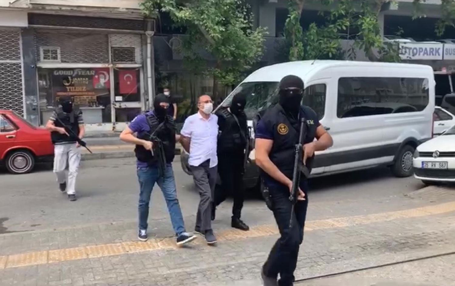 Kırmızı bültenle aranan DHKP/C'li, İzmir'de yakalandı