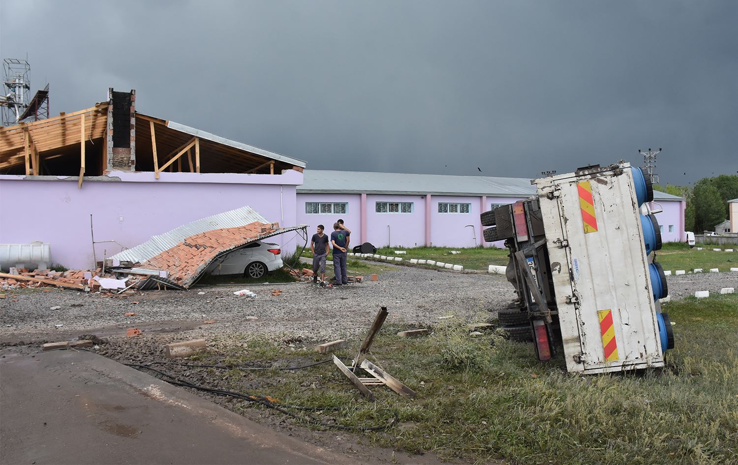 Kars'ta hortum ve şiddetli fırtına etkili oldu