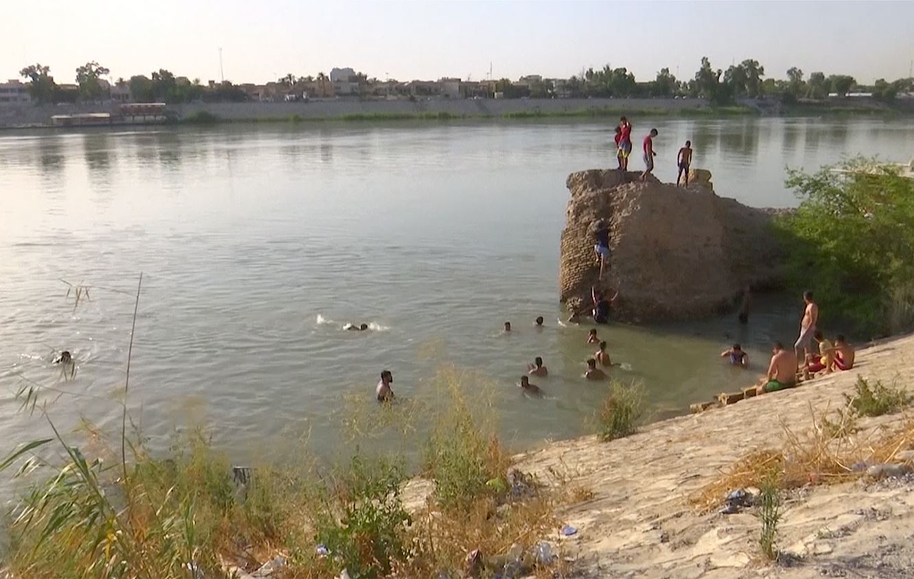 Iraqis seek heatwave solace in the Tigris River