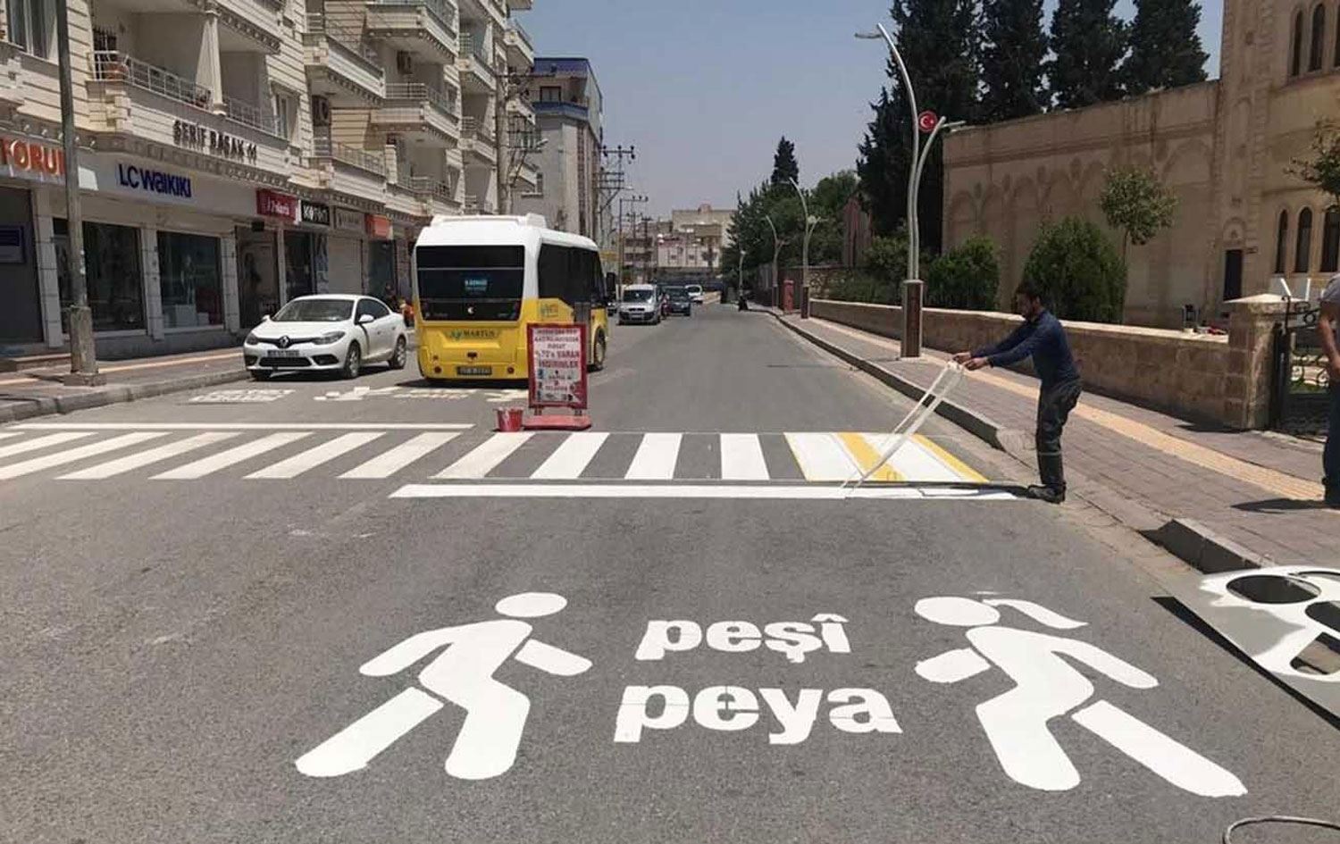 Li Êlihê qeyûm nivîs û hişyariyên bi Kurdî jê birin