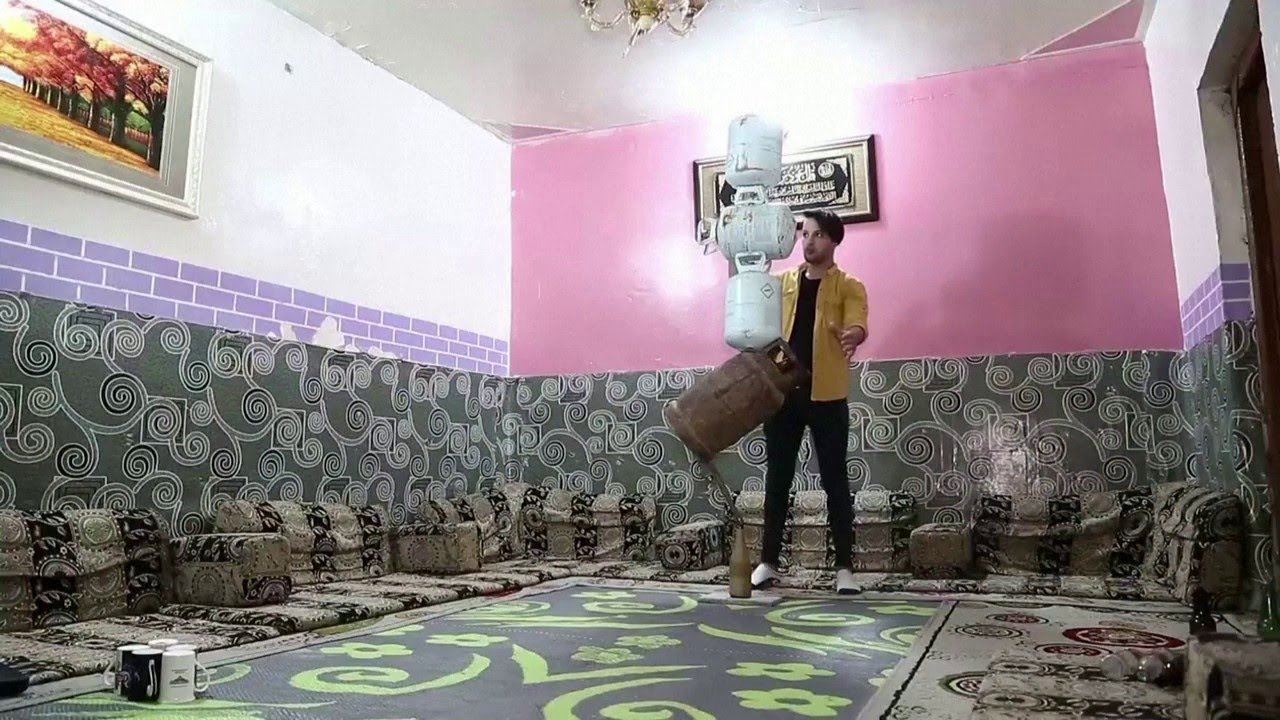 گەنجێکی عێراقی بەشێوەیەکی سەرسوڕهێنەر کەلوپەل لەسەر یەکدی دادەنێت