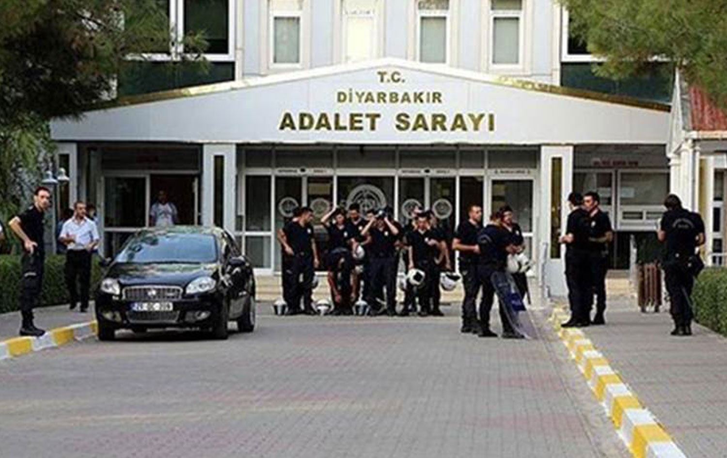 Diyarbakır’da DTK soruşturmasında 23 tutuklama