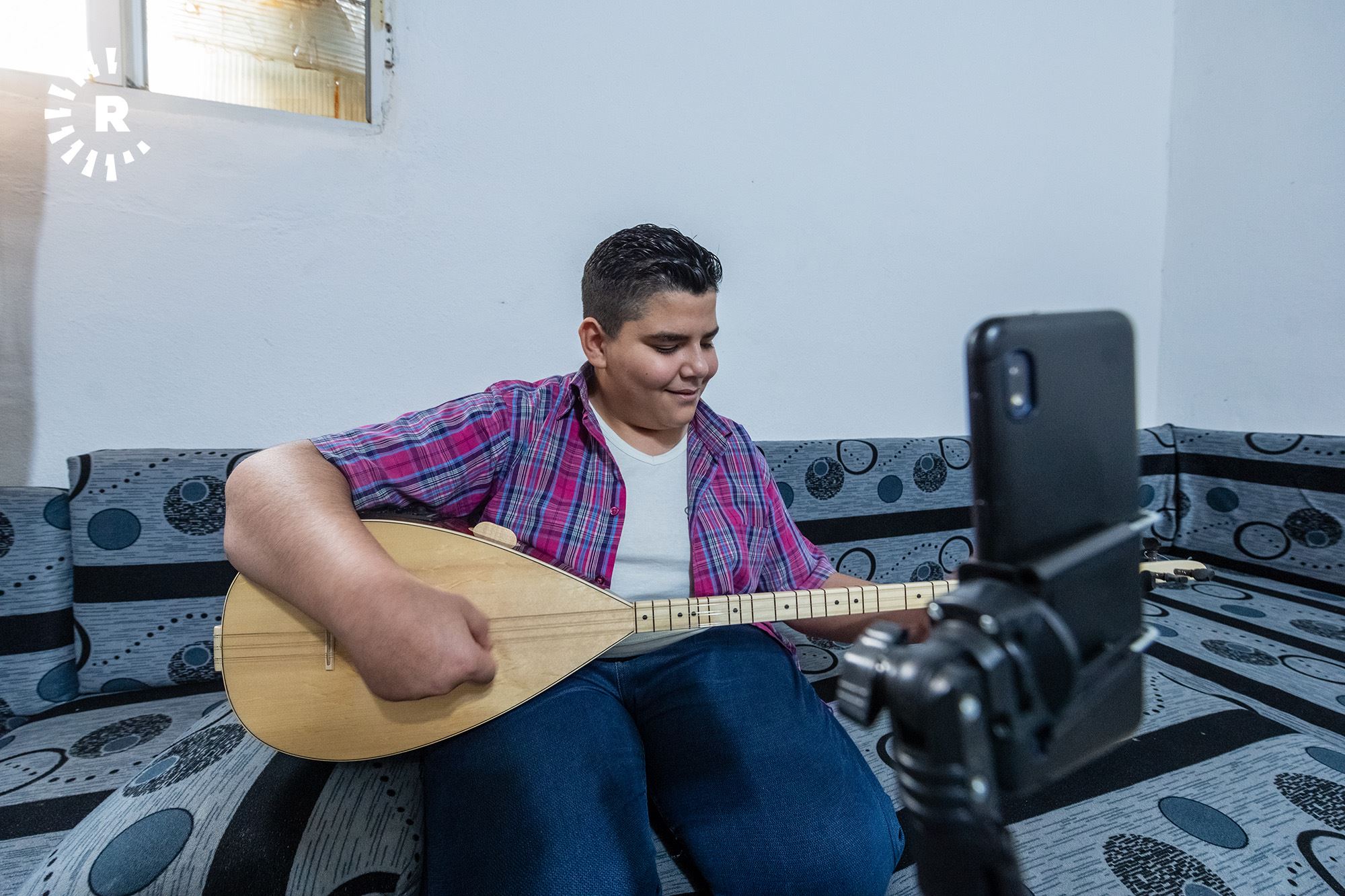 Nexweşekî ji Rojava bi muzîk û stranan êşên xwe ji bîr dike