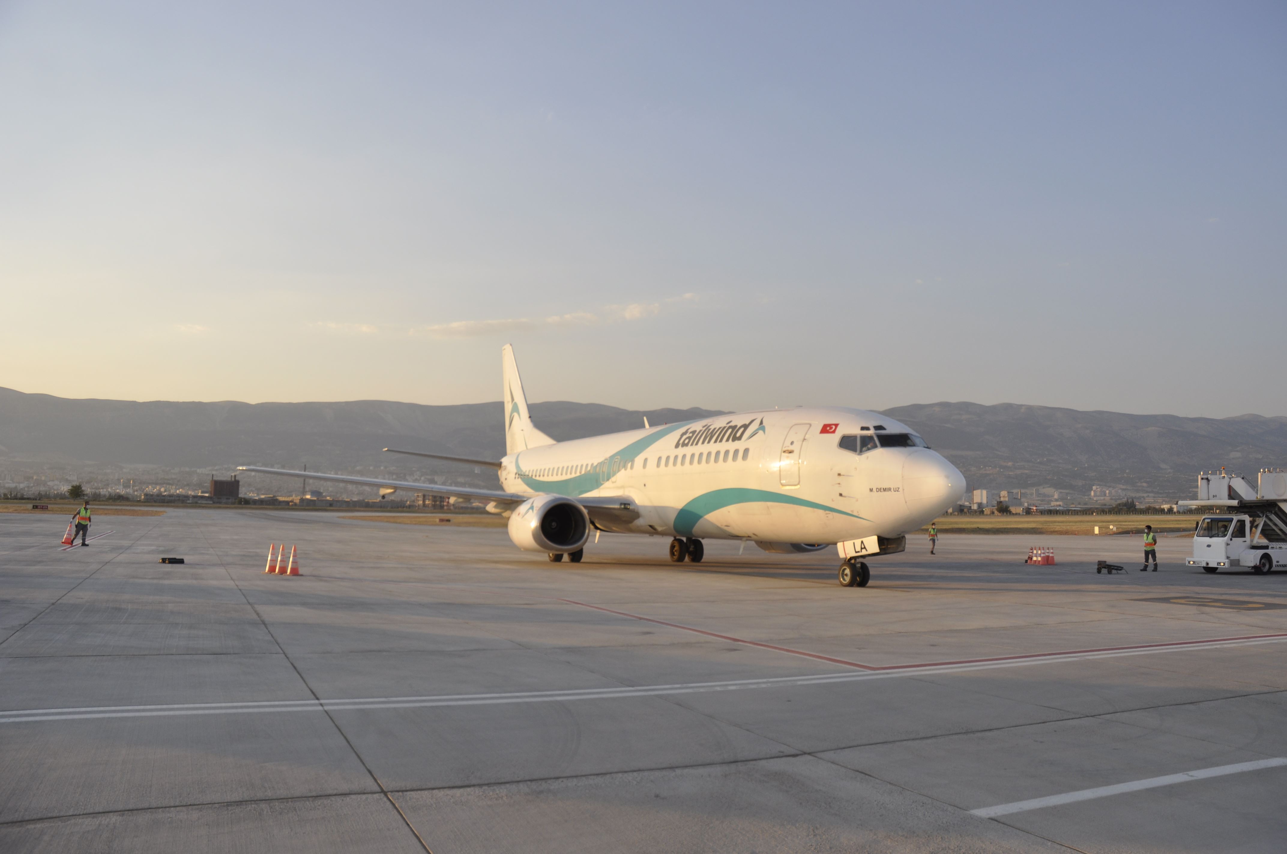 Avrupa'dan Maraş Havalimanı'na ilk kez iniş yapan yolcu uçağı törenle karşılandı