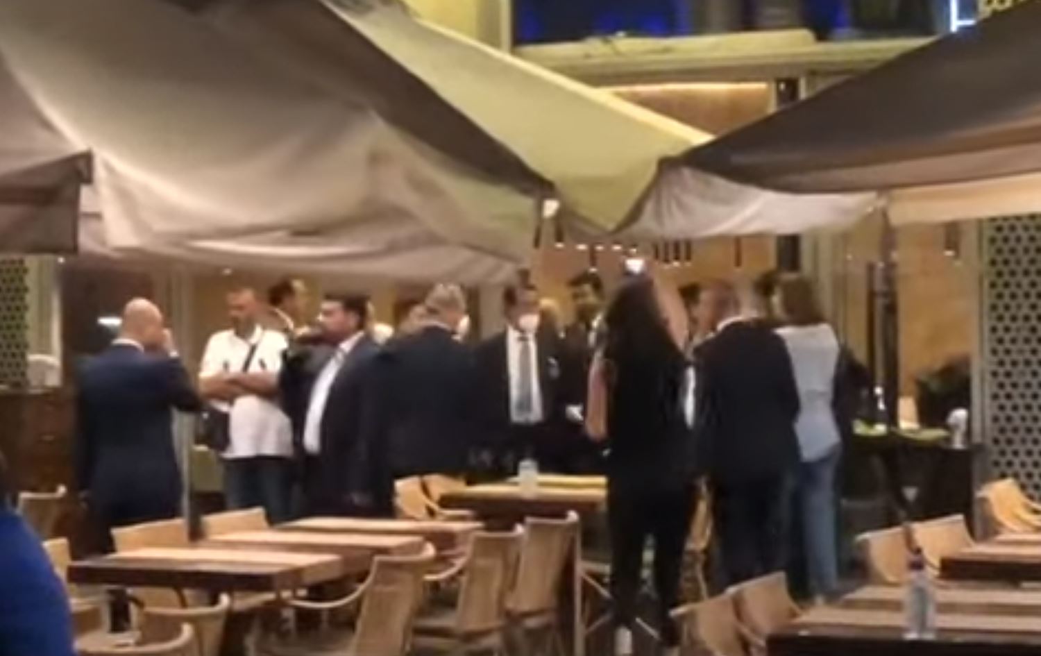 Lübnan Enerji Bakanı korumalarından protestoculara dayak