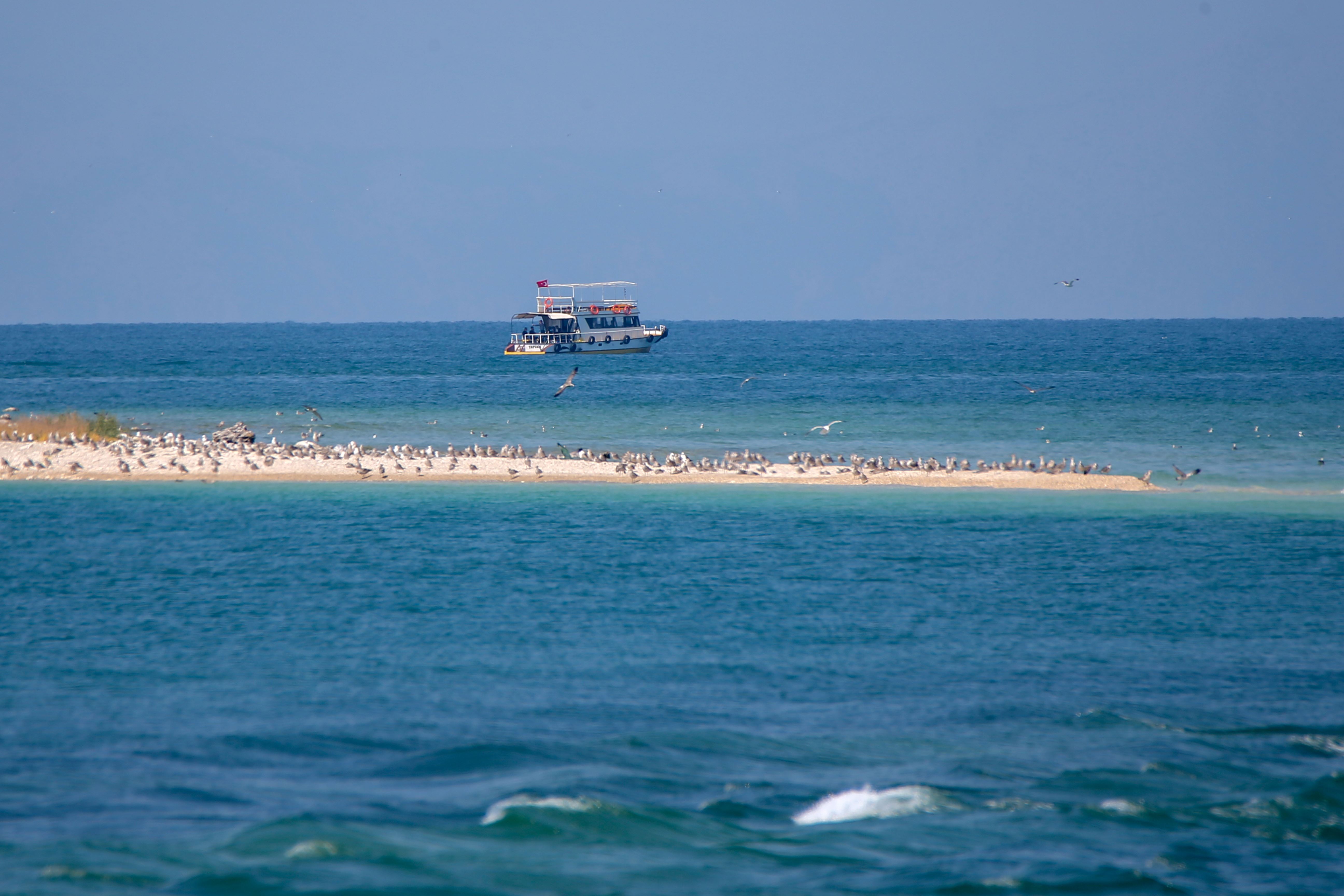 Van Gölü'nde kaybolan tekneyi arama çalışmaları sürüyor
