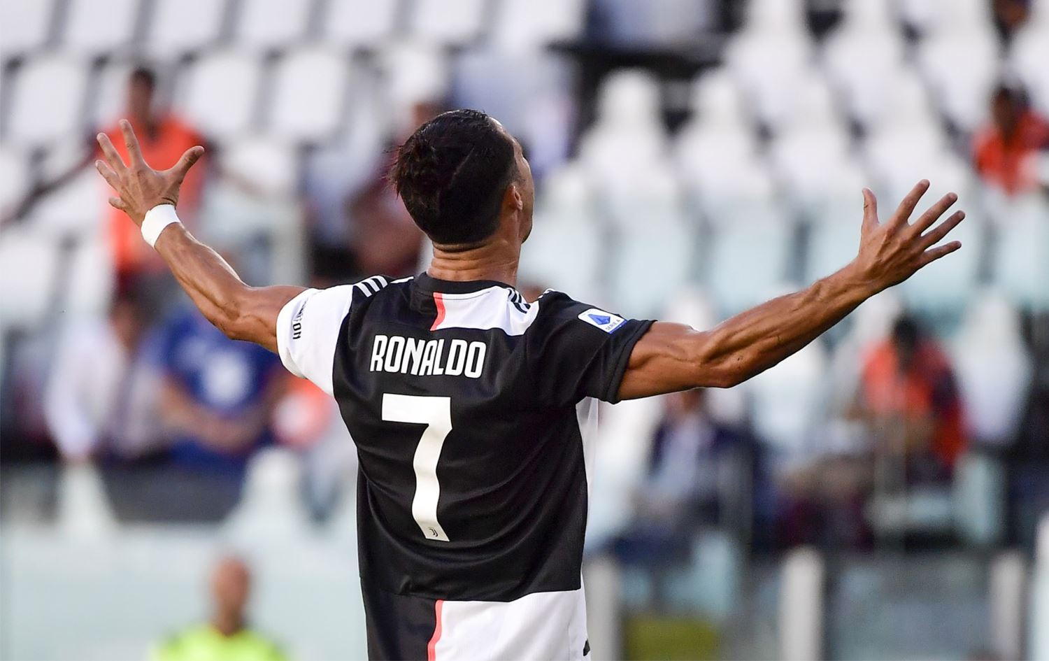 Ronaldo dünya futboluna damga vurmaya devam ediyor