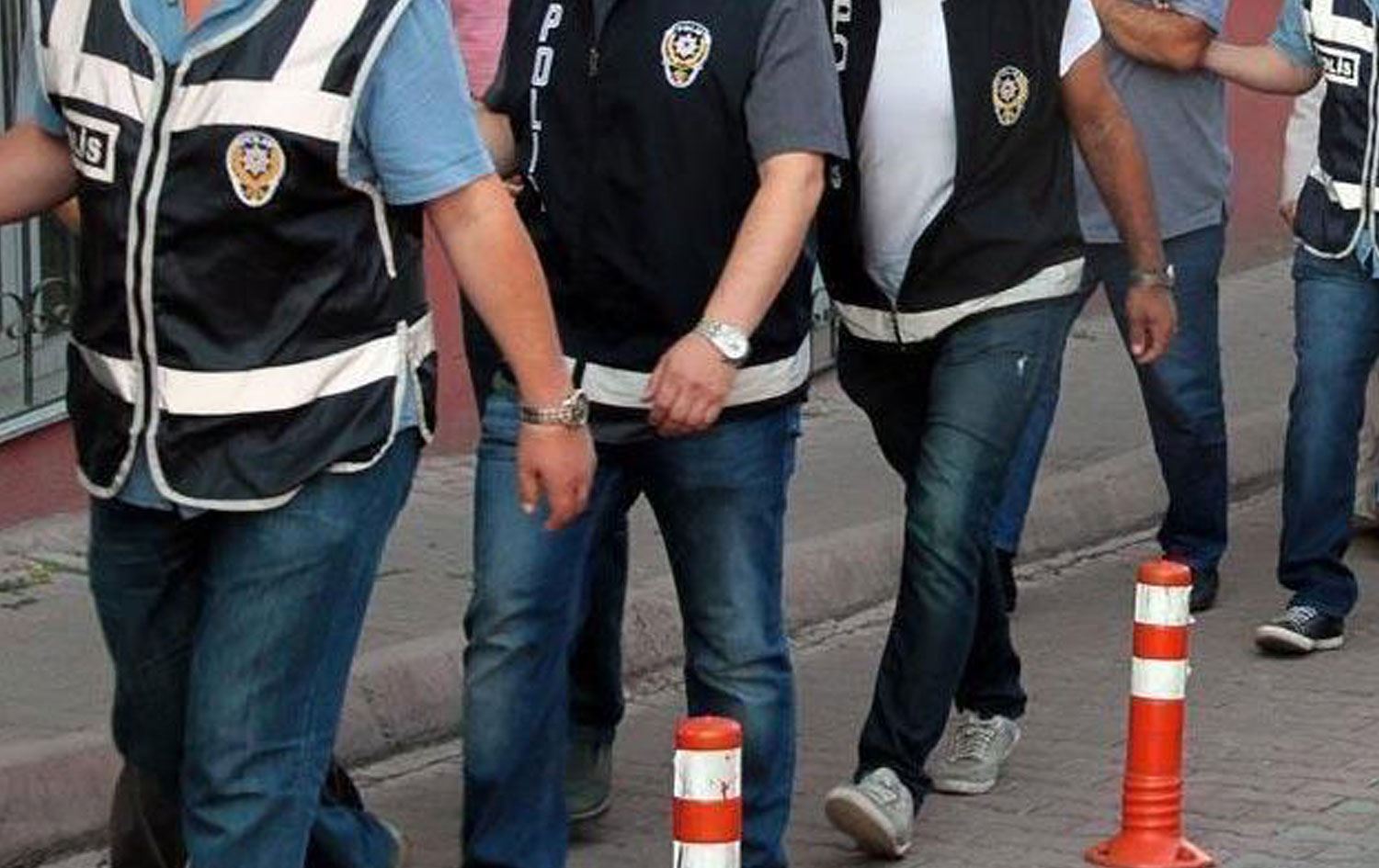 İzmir’de sosyal medya operasyonu: 5 gözaltı