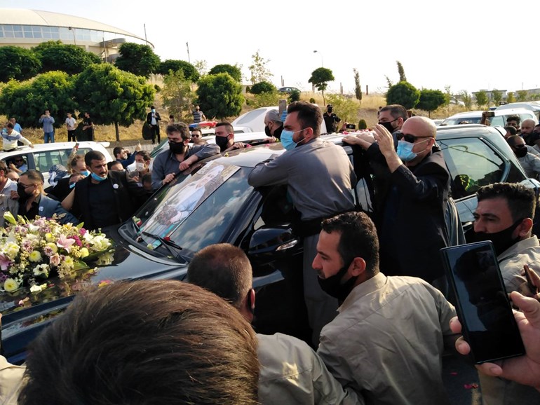  وێنەی ئەو ئۆتۆمبێلەی تەرمی شێخ محەممەد کەسنەزانی هەڵگرتووە. وێنە: مژدە ساڵح- تایبەت بە رووداو