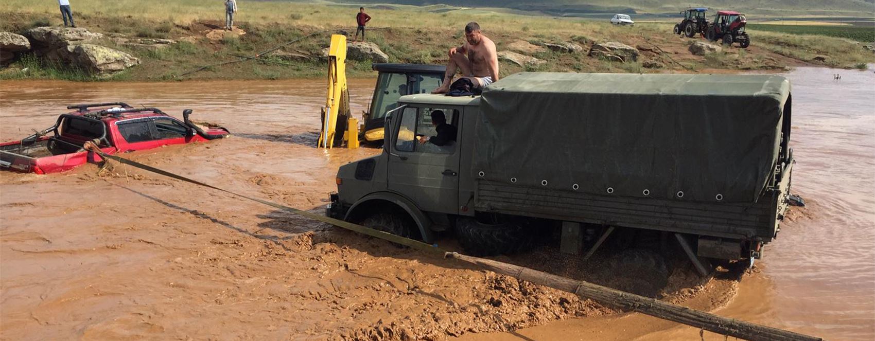 لە بەدلیس بەهۆی باران و تەرزە لافاو دروستبوو