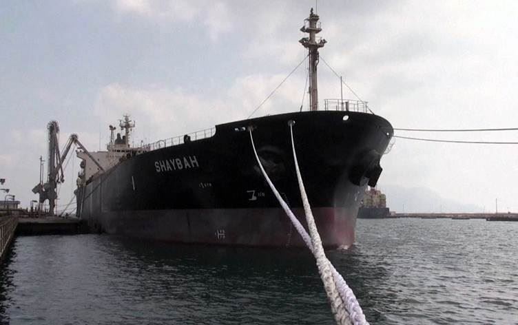 Keştiyeke veguhastina petrolê li deryaya Sor li ber teqînê ye