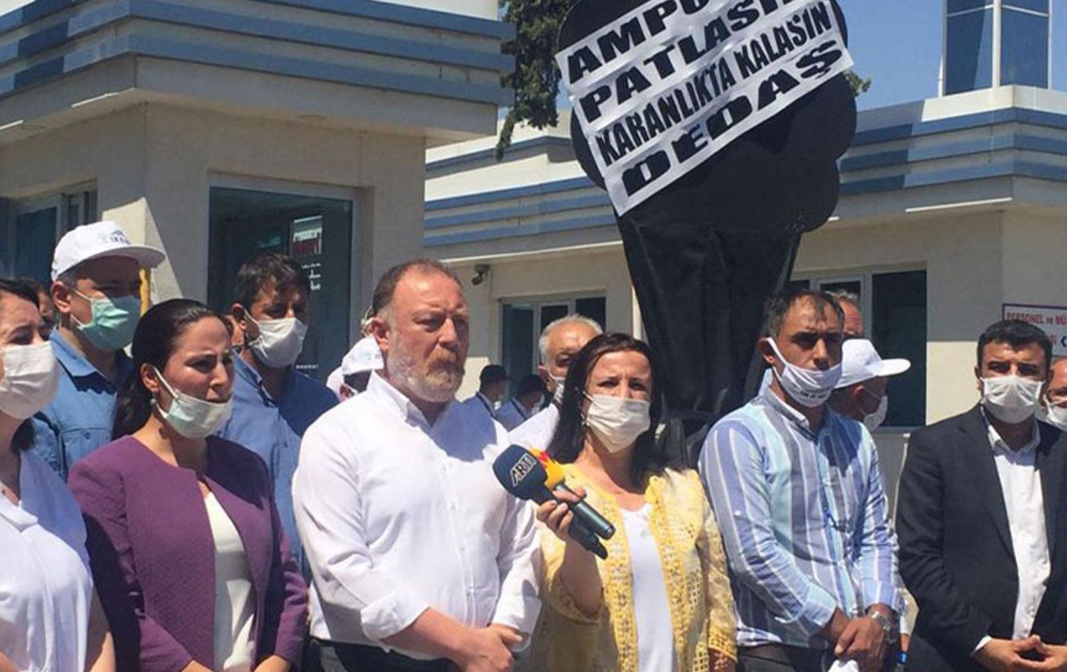 HDP’li vekiller Urfa’da DEDAŞ binasına siyah çelenk bıraktı