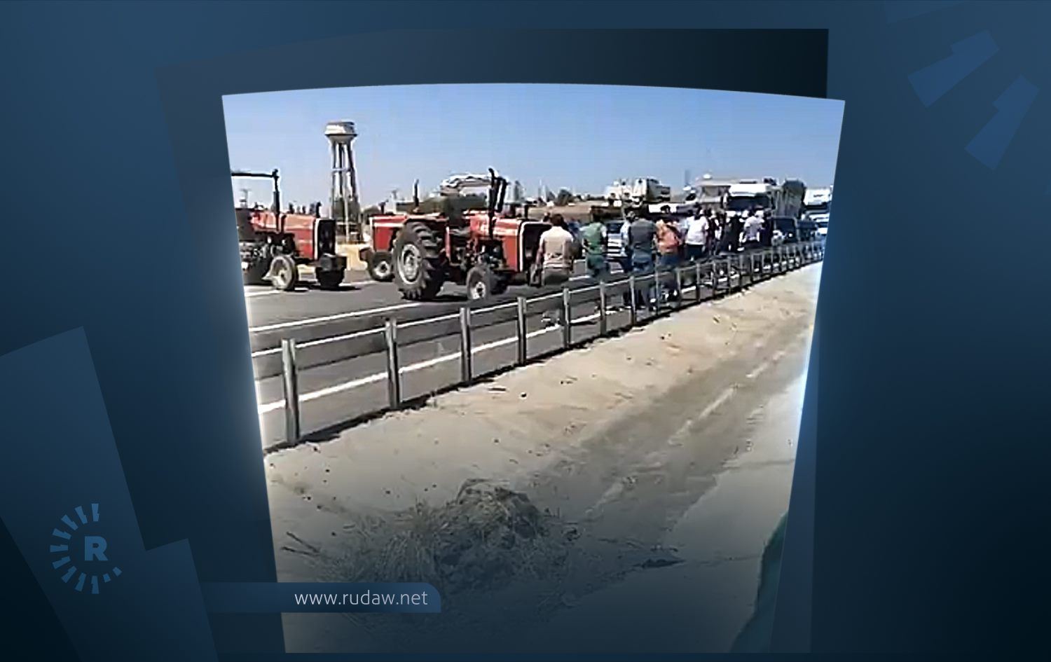 Çiftçiler Kızıltepe-Nusaybin kara yolunu trafiğe kapattı