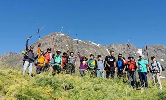 Fotoğraflarla Helgurd Dağı’nın zirvesine tırmanış