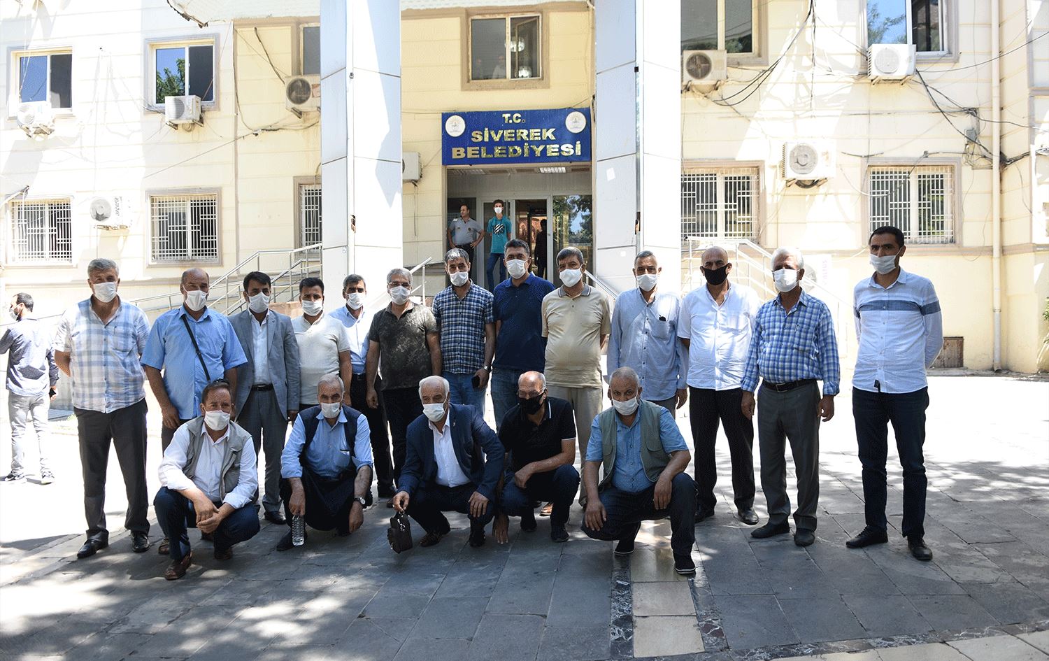 Siverek Belediyesi önünde toplanan muhtarlardan hizmet alamıyoruz tepkisi