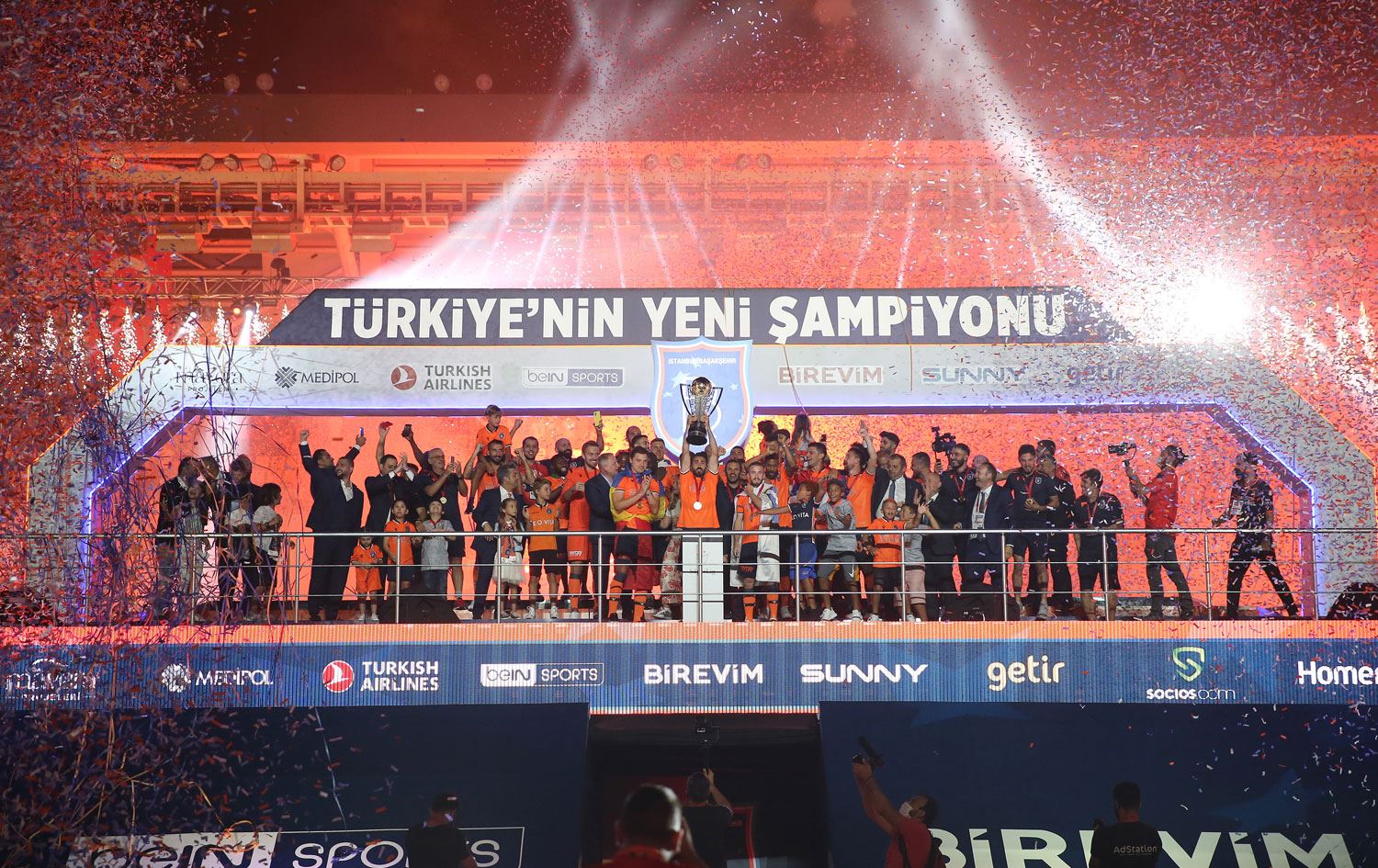 Medipol Başakşehir, şampiyonluk kupasını kaldırdı