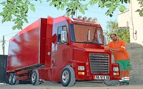 Kurdekî Bakûrî ji teneke menekeyan kamyonek çêkir