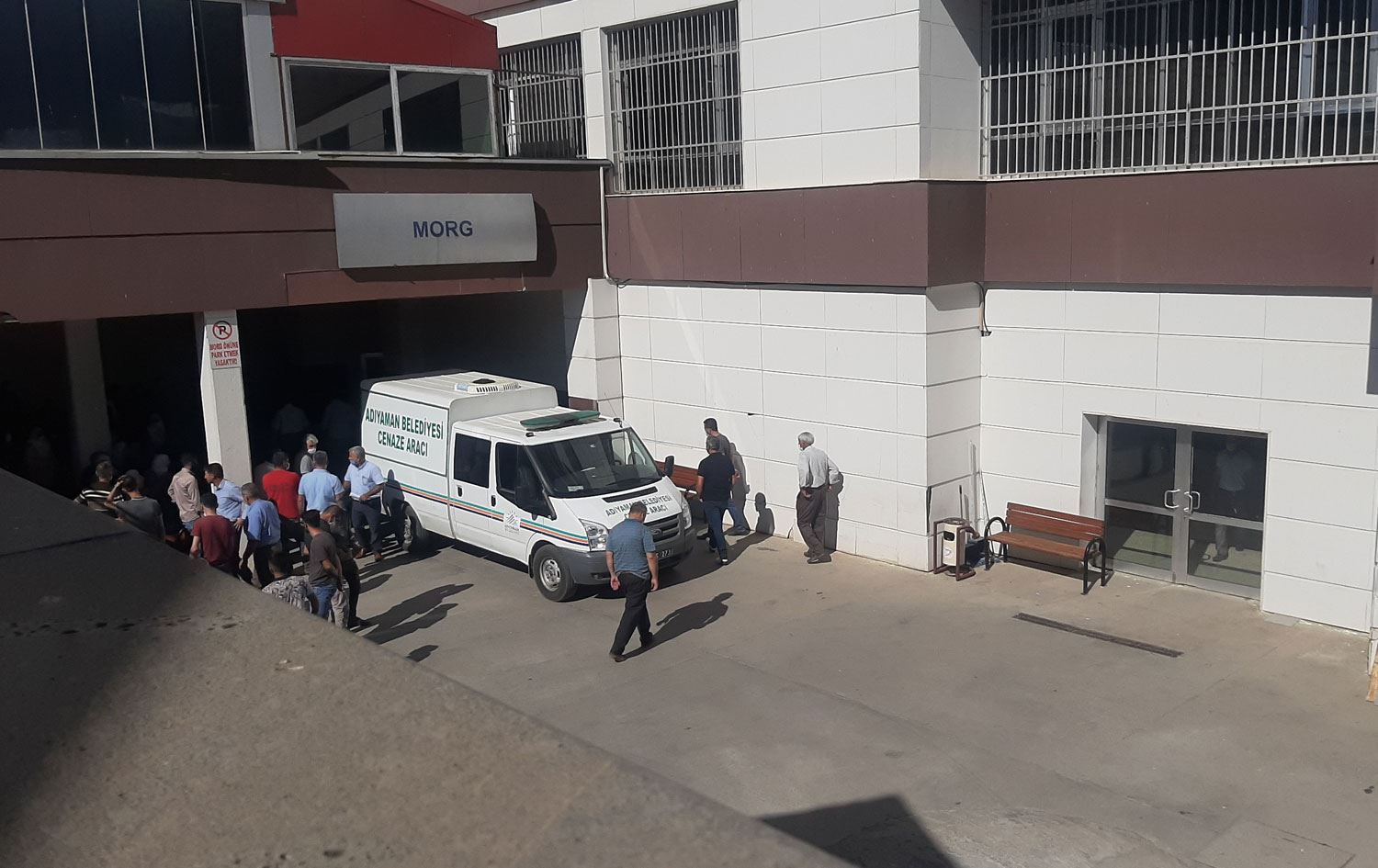 Devrilen bacanın altında kalan karı koca hayatını kaybetti