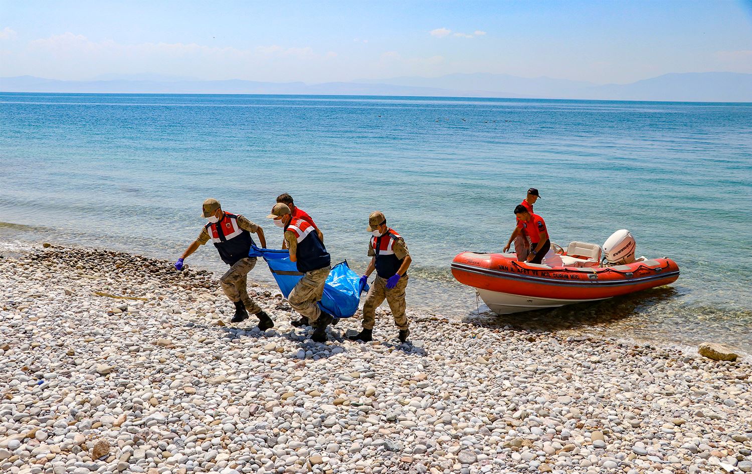 Van'daki tekne faciası: Aileler yakınlarının cesetlerini arıyor