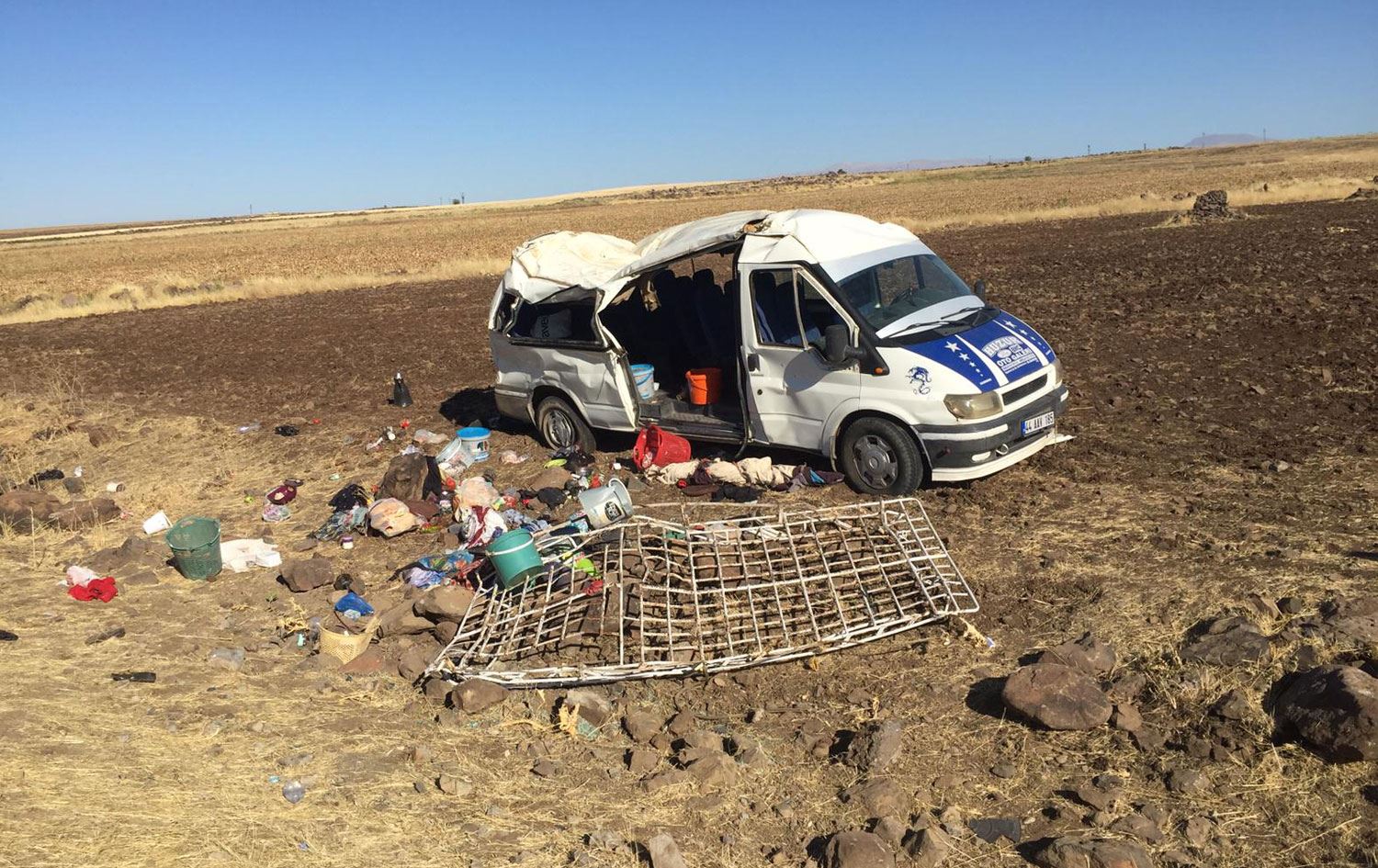 YENİLENDİ - Urfa’da tarım işçilerini taşıyan minibüs devrildi: 1 ölü, 25 yaralı