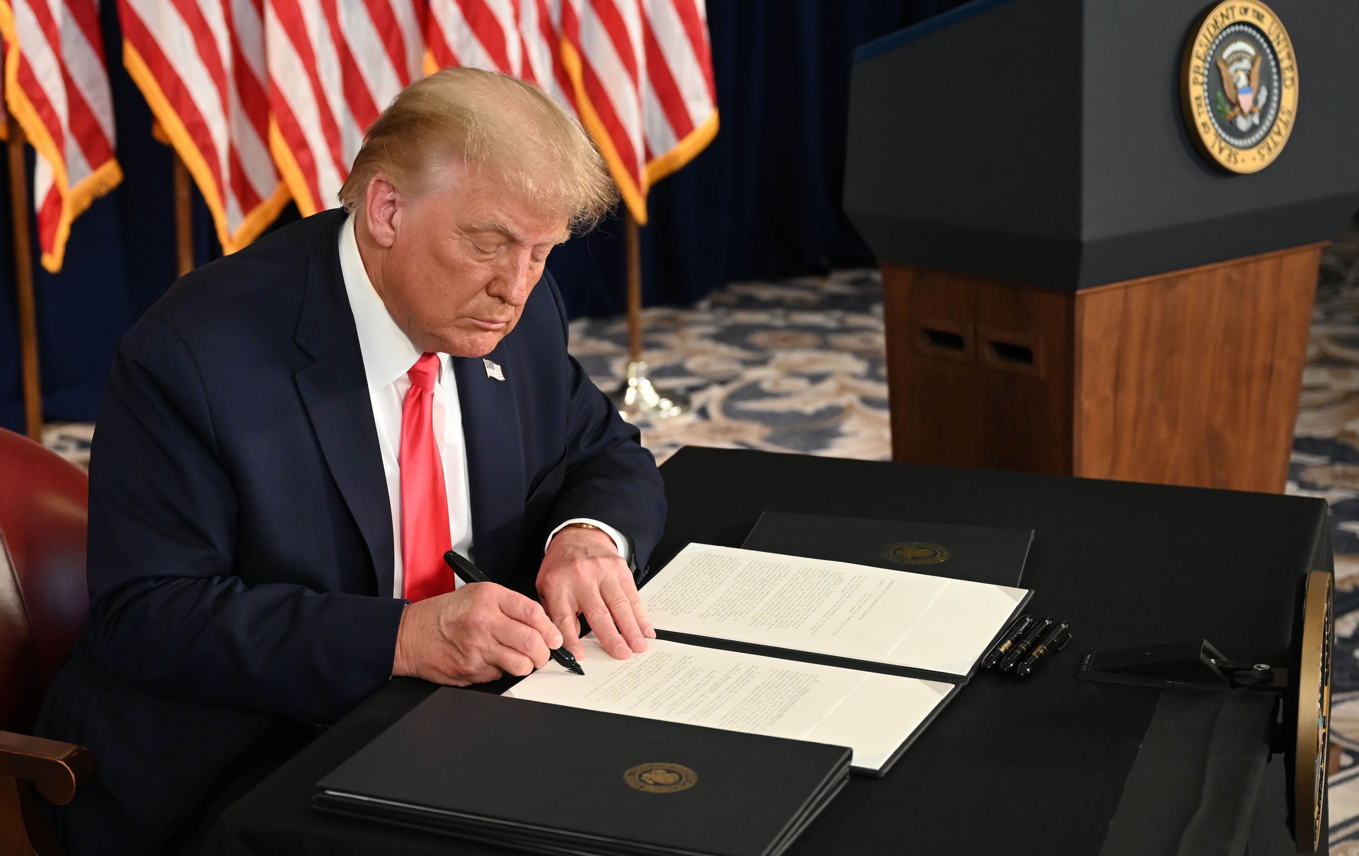 Trump'tan yeni Covid-19 yardımlarına ilişkin 4 ayrı kararname