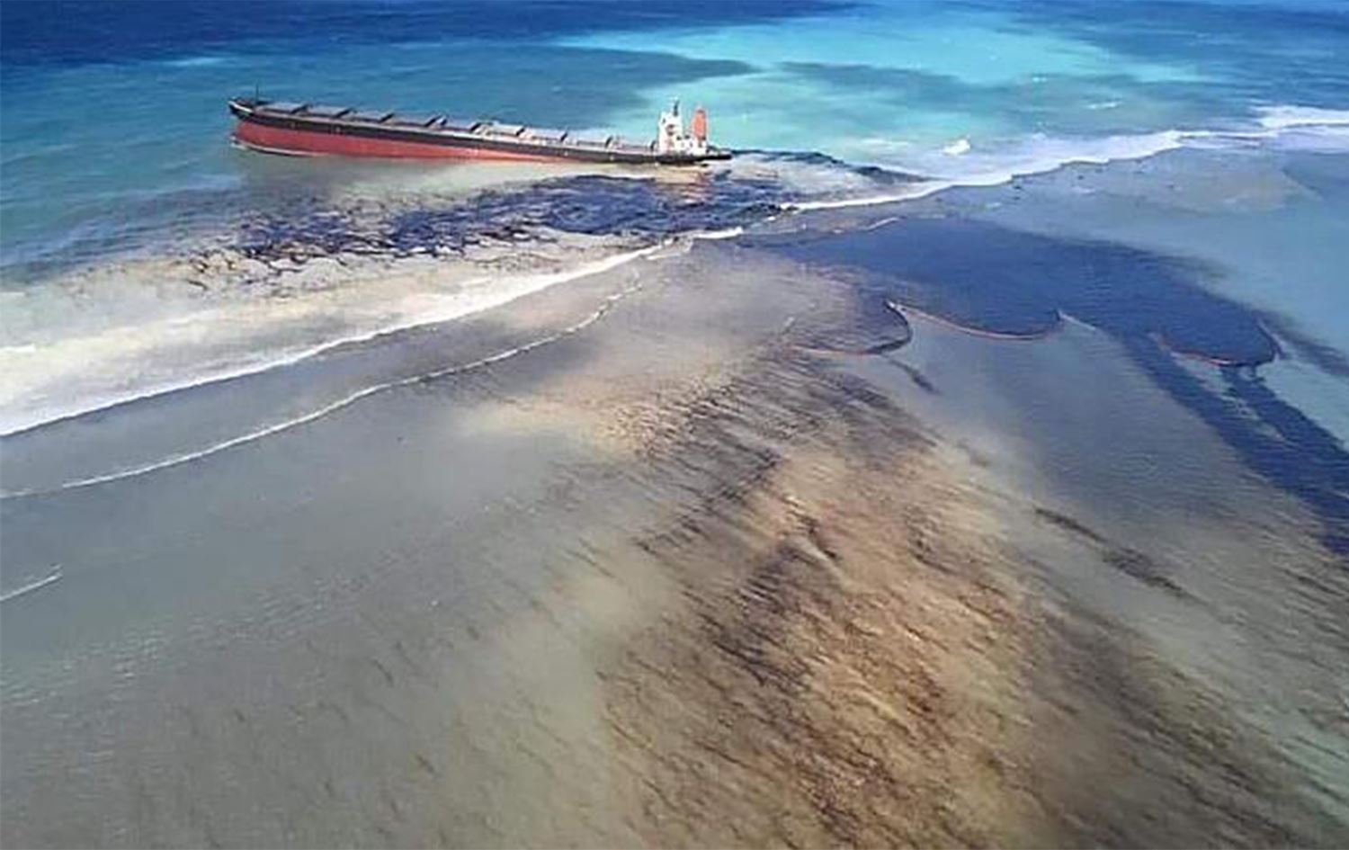 Hint Okyanusu'nda karaya oturan Japon gemisinden petrol sızıyor