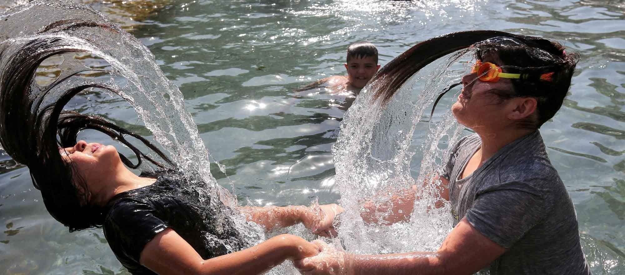 FOTO - Tahranlı çocuklar Çeşme-i Ali Pınarı’nda serinliyor