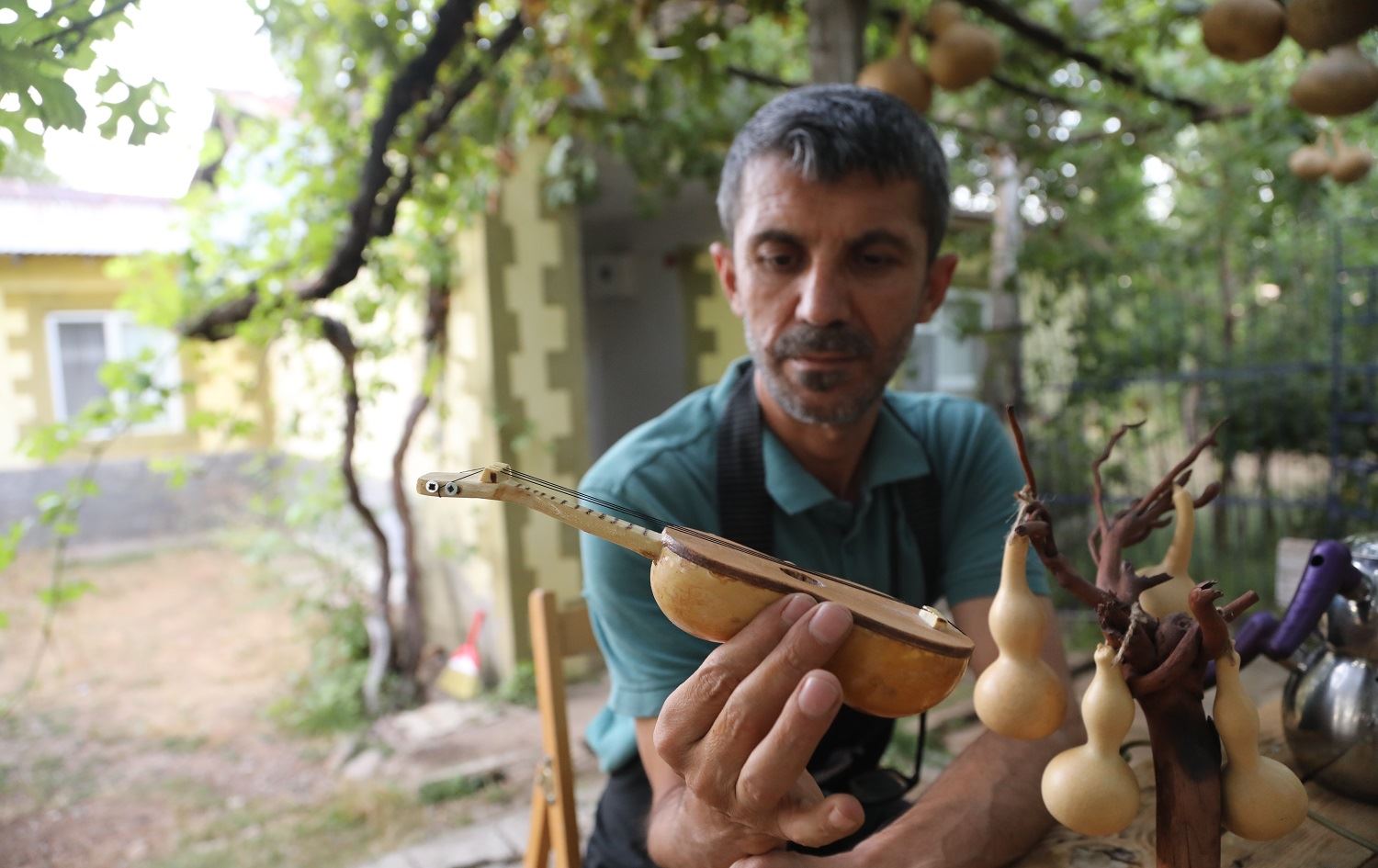 Hunermendekî Kurd 10 sal in li hewşa mala xwe karê hunera destan dike