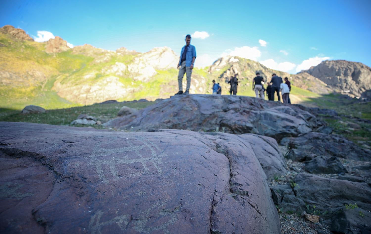 Şiklên li ser kevirên Çiyayê Cîloyê dîrokê ronî dikin