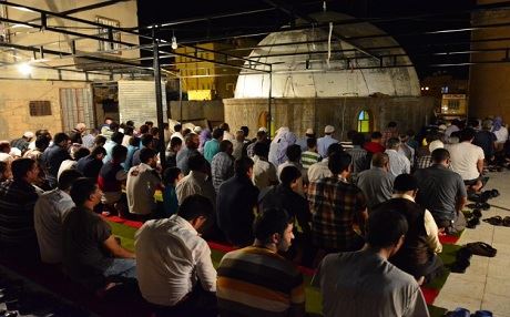 Nimêja terawîhê li ser banê mizgeftê dikin