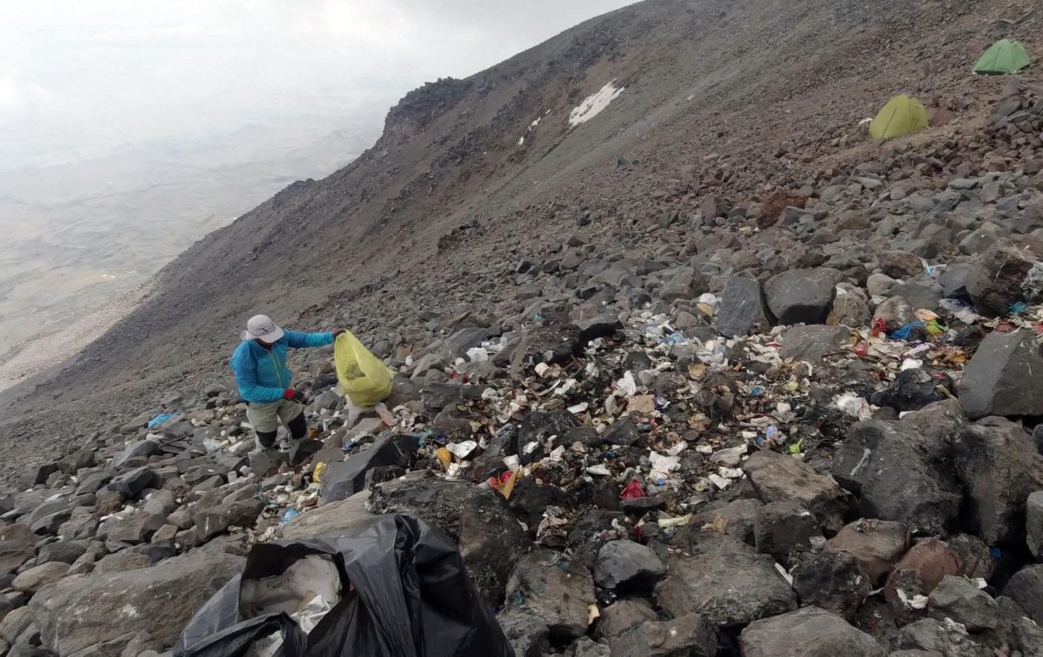 Çiyavanan zibil û bêmrêsayiyê li Çiyayê Agirî paqij kirin